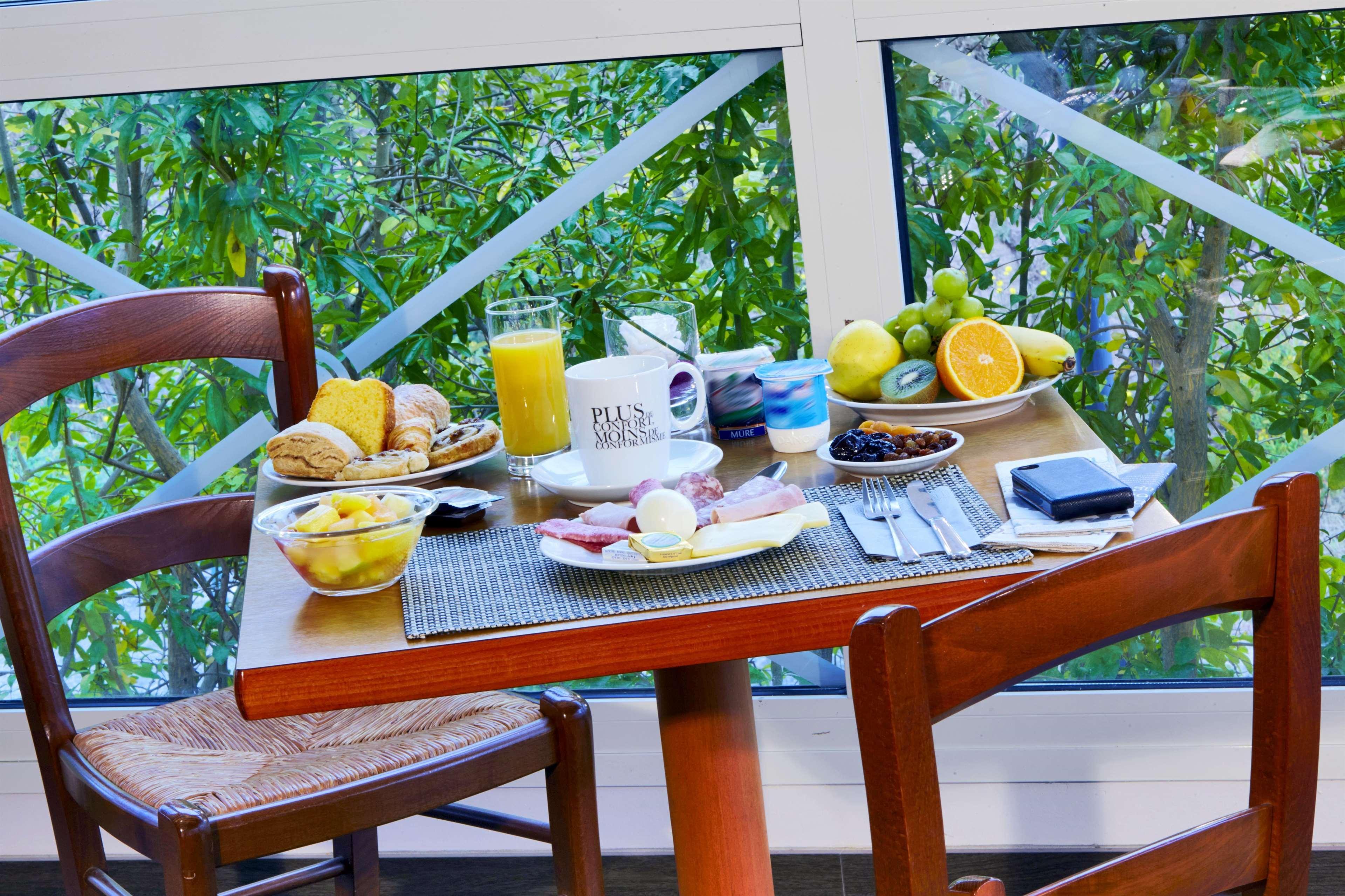 Hotel Restaurant Kyriad Fréjus Dış mekan fotoğraf