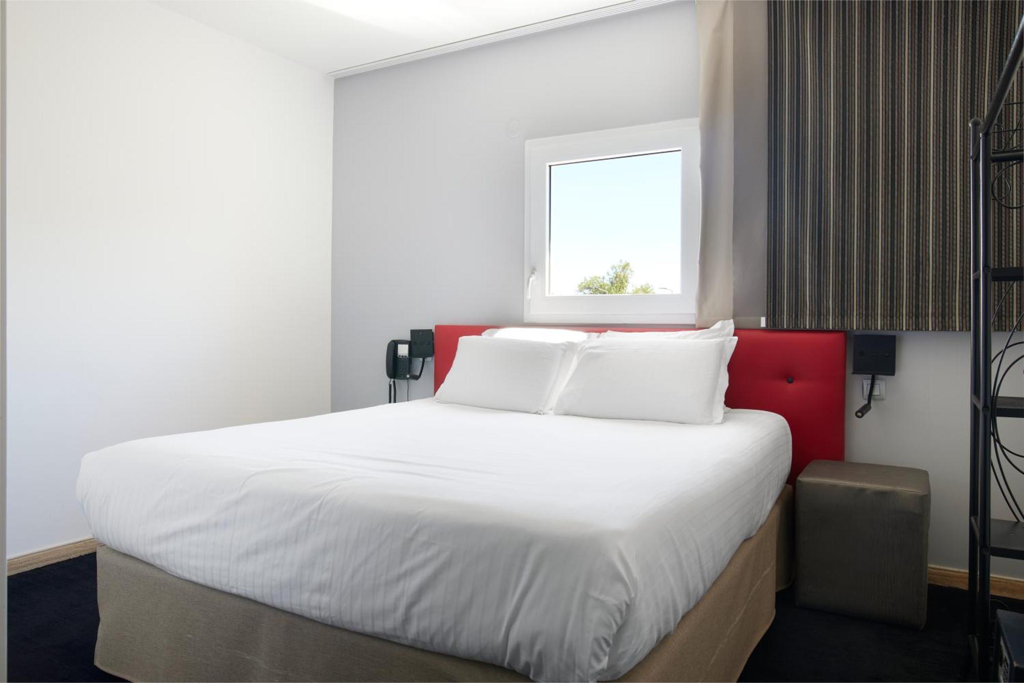 Hotel Restaurant Kyriad Fréjus Dış mekan fotoğraf