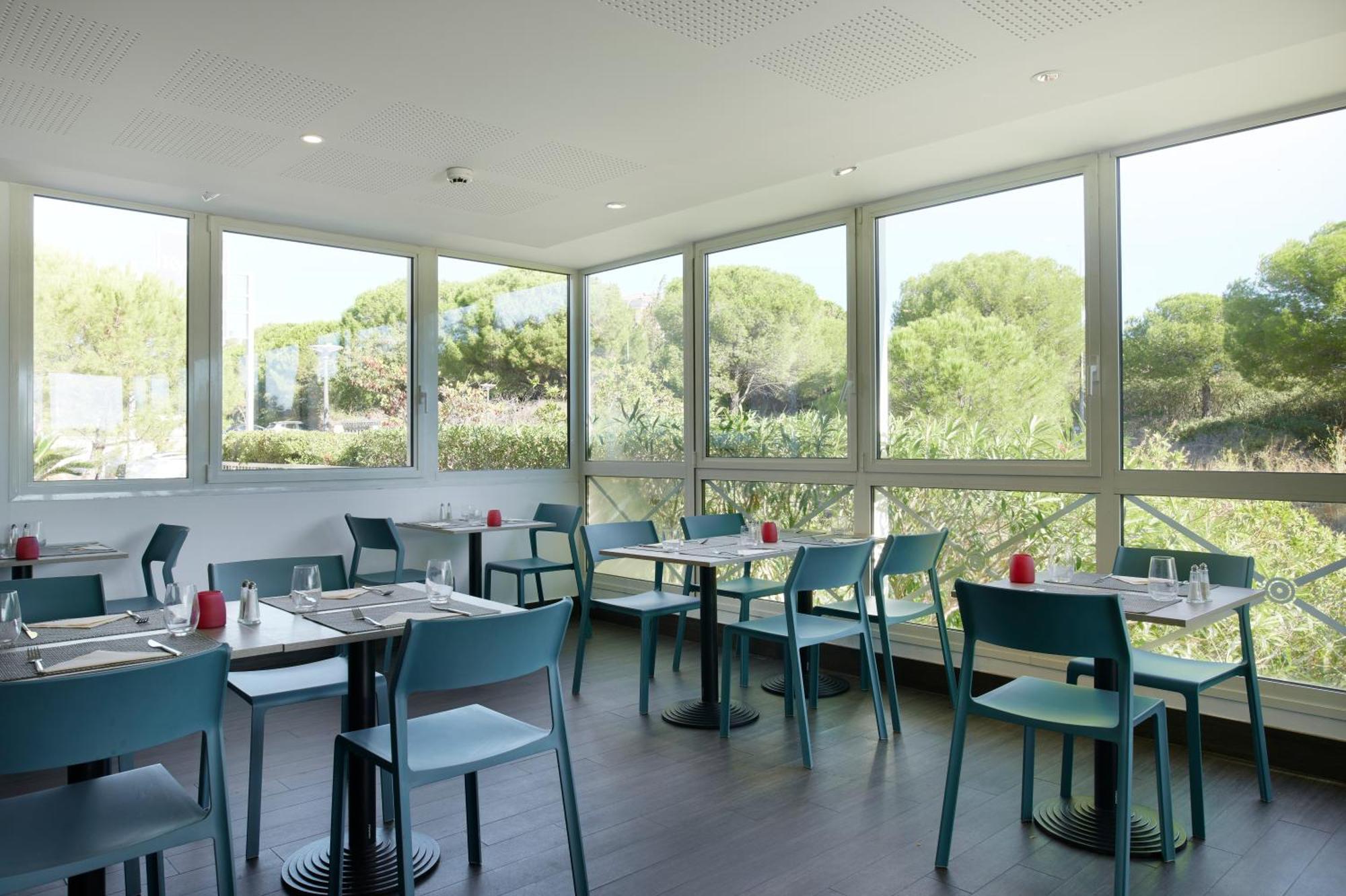 Hotel Restaurant Kyriad Fréjus Dış mekan fotoğraf