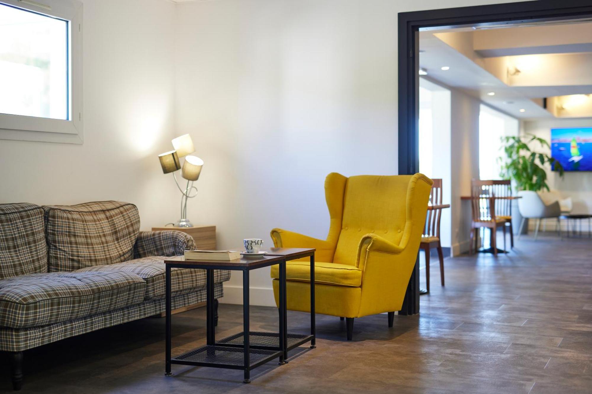 Hotel Restaurant Kyriad Fréjus Dış mekan fotoğraf