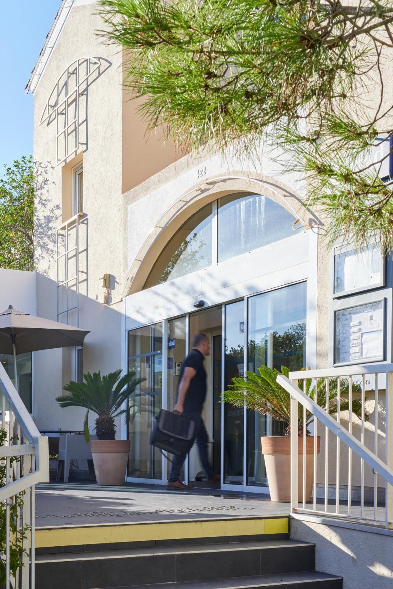 Hotel Restaurant Kyriad Fréjus Dış mekan fotoğraf